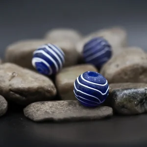 Frostad blå glaspärla med vit dekor