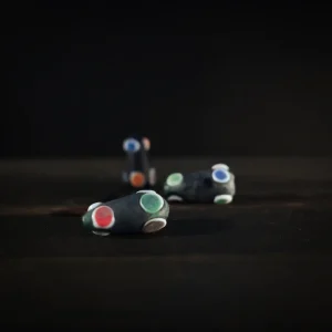 Flaskgrön pärla med prickar