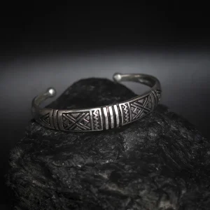 Välvt armband med dekor