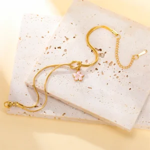 Armband med knut och söt blomma